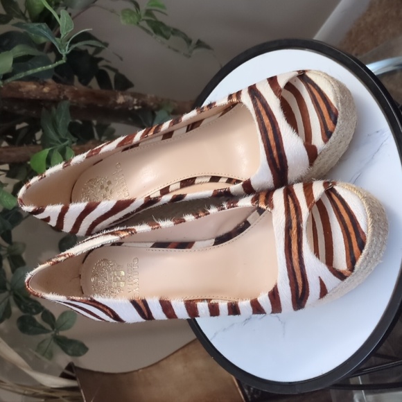 "SALE" 💥Vince Camuto zebra print wedges💥 - Picture 3 of 7